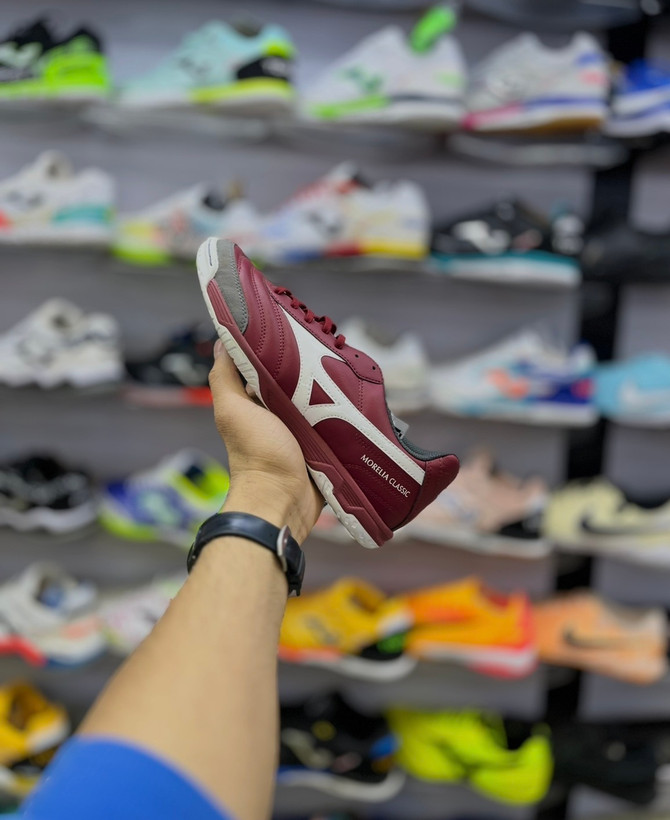 کفش فوتسال میزانو مورلیا کلاسیک زرشکی مناسب بازی تکنیکی و دقیق