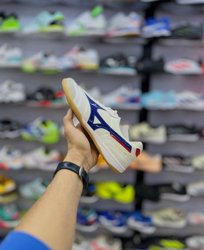 کفش فوتسال میزانو مورلیا کلاسیک سفید آبی مناسب پاس طولی و سرعتی