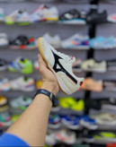 کفش فوتسال میزانو مورلیا کلاسیک سفید مشکی مناسب حرکات انفجاری و دریبلهای کوتاه