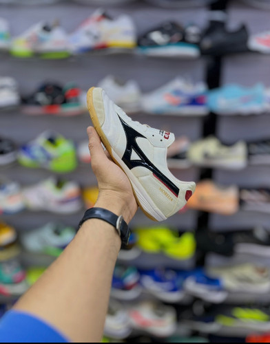 کفش فوتسال میزانو مورلیا کلاسیک سفید مشکی مناسب حرکات انفجاری و دریبلهای کوتاه