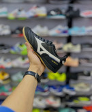 کفش فوتسال میزانو مورلیا کلاسیک مشکی سفید مناسب سبک هجومی و دفاعی