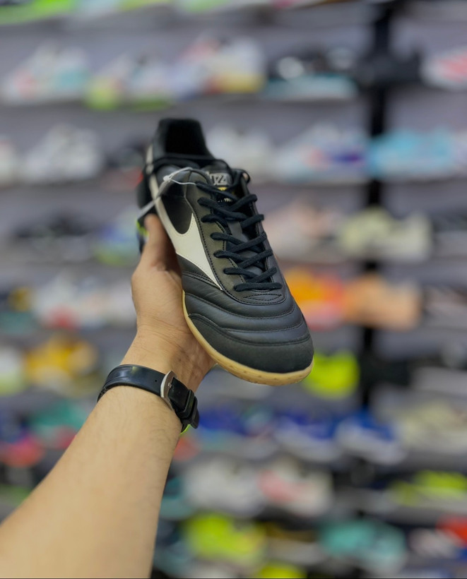 Mizuno Morelia ۲۰۲۵ با چرم طبیعی و ثبات بالا در حرکات انفجاری