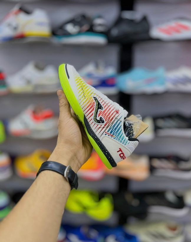 کفش فوتسال جوما تاپ فلکس سفید رنگین کمانی مناسب بازی هجومی و دریبل کوتاه