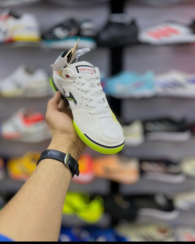 Joma Top Flex ۲۰۲۵ با رویه رنگارنگ و تماس دقیق با توپ