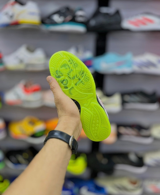 نسخه سفید رنگین کمانی Top Flex با طراحی جذاب و انرژیبخش برای بازیکنان