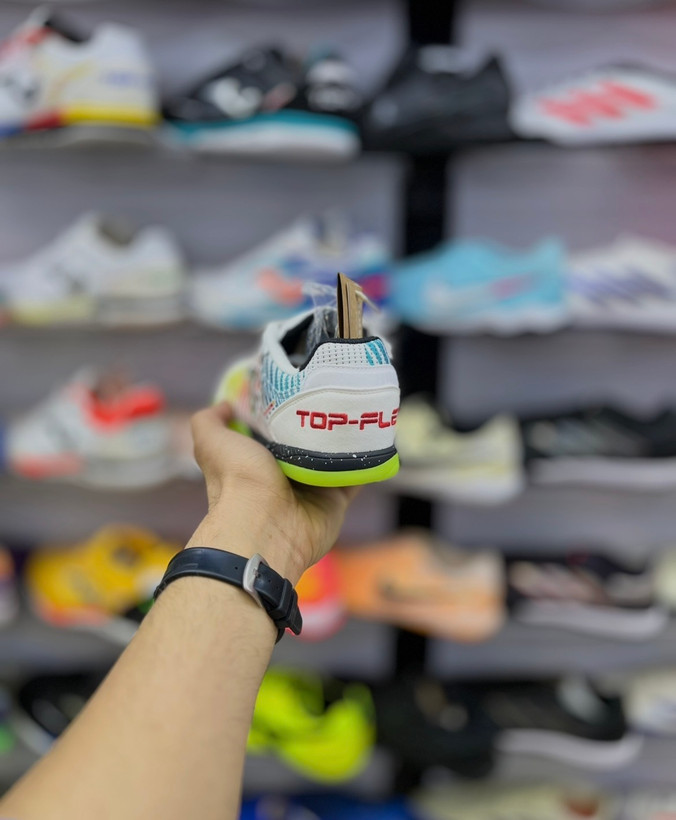 کفش سالنی حرفهای برای پاسها و شوتهای سریع در فضاهای کوچک