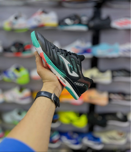 کفش فوتسال جوما رگاته ریباند مشکی سبز مناسب بازی سرعتی و ضدحمله