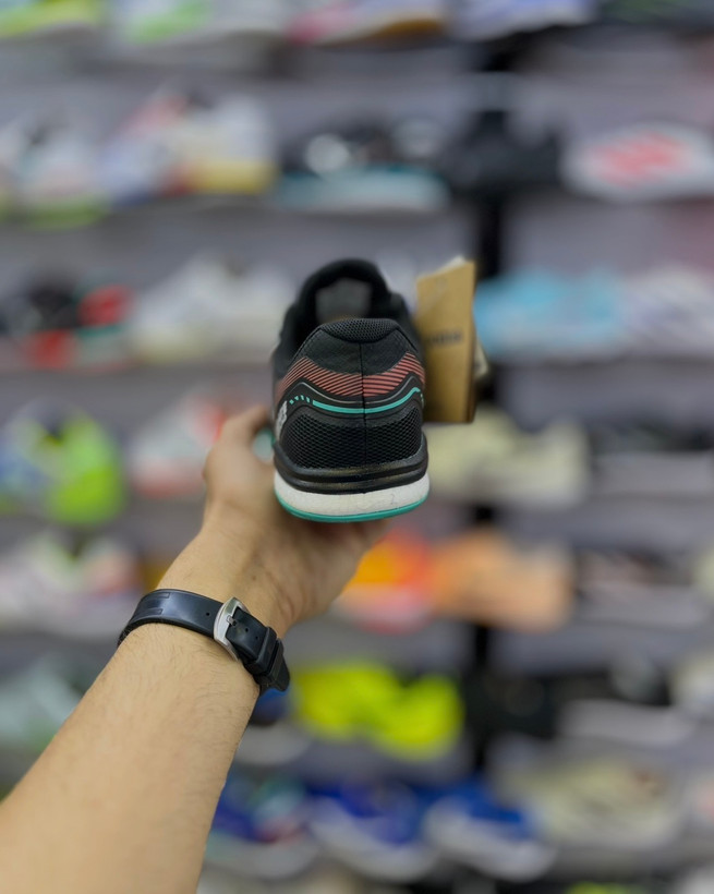 کفش سالنی حرفهای با چسبندگی عالی برای تغییر جهتهای سریع