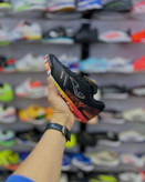 کفش فوتسال جوما موندیال مشکی نارنجی مناسب بازی قدرتی و شوتمحور