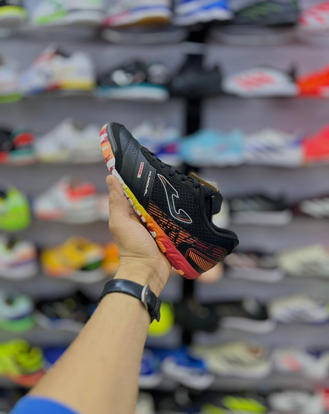 کفش فوتسال جوما موندیال مشکی نارنجی مناسب بازی قدرتی و شوتمحور