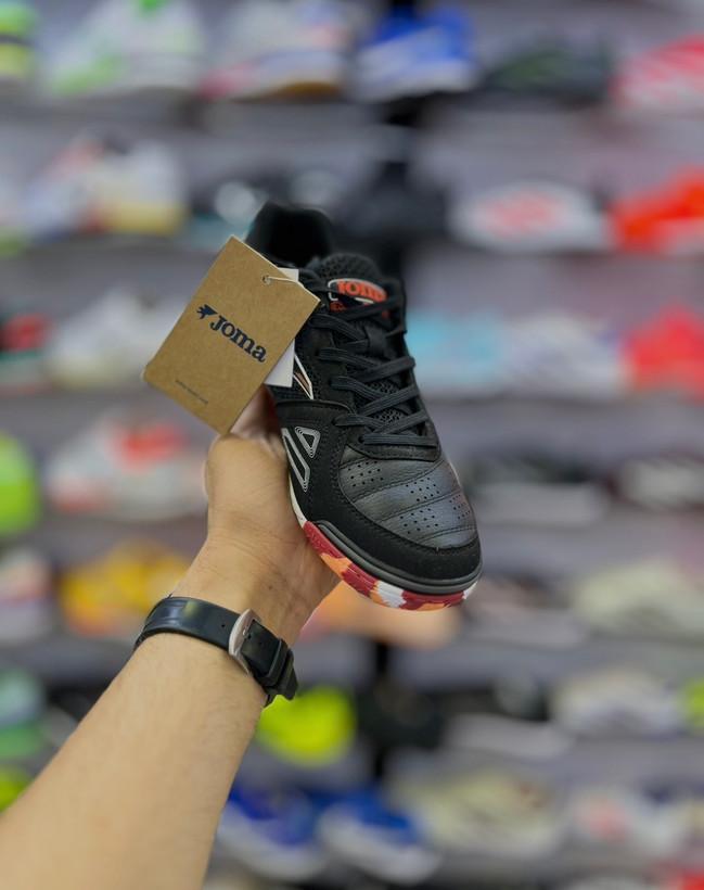 کفش سالنی حرفهای برای مهاجمان و بازیکنان فیزیکی