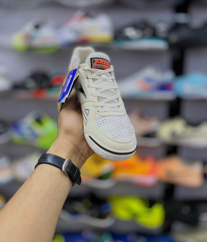 Joma Mundial 2025 سفید با کنترل توپ دقیق در سالن