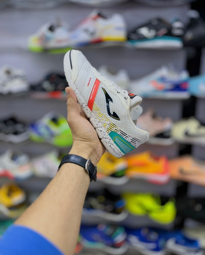 کفش فوتسال جوما موندیال سفید مناسب بازی تکنیکی و پاسکاری سریع