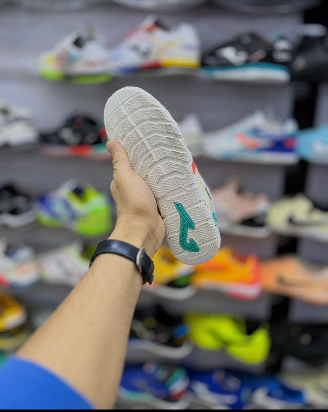 نسخه سفید موندیال با طراحی مینیمال و عملکرد پایدار در زمین