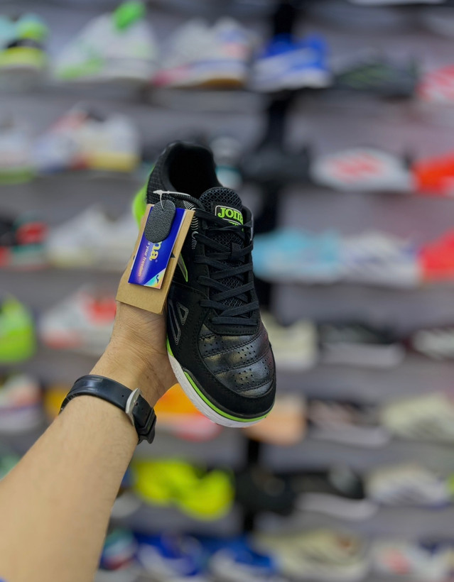 Joma Mundial 2025 مشکی سبز با چسبندگی عالی در زمین سالن