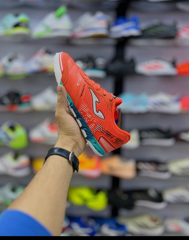 کفش فوتسال جوما موندیال نارنجی مناسب مهاجمان سرعتی