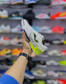 کفش فوتسال جوما موندیال سفید سبز مناسب بازیسازی و پاسهای دقیق