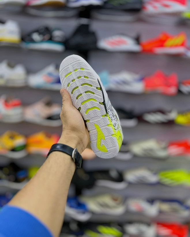 نسخه سفید سبز موندیال با طراحی متعادل و عملکرد پایدار در سالن