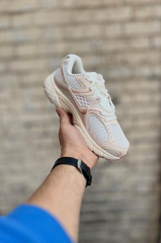 Nike V5 RNR 2025 سفید صورتی با زیره نرم و راحت مخصوص خانمها