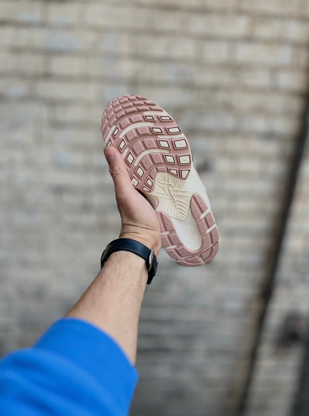 کفش اسپرت زنانه نایکی مستر کوالیتی سفید صورتی با طراحی لطیف