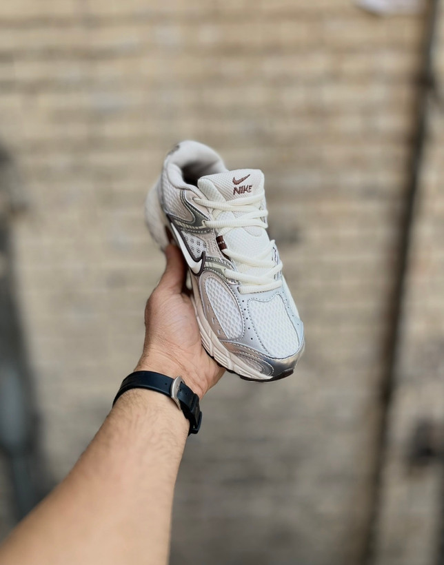 Nike V5 RNR 2025 نقرهای کرم یونیسکس با زیره نرم و راحت