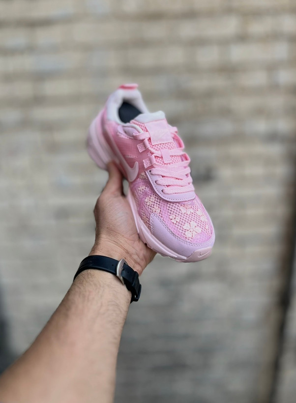 Nike V2K 2025 زنانه رنگ صورتی با زیره نرم و راحت