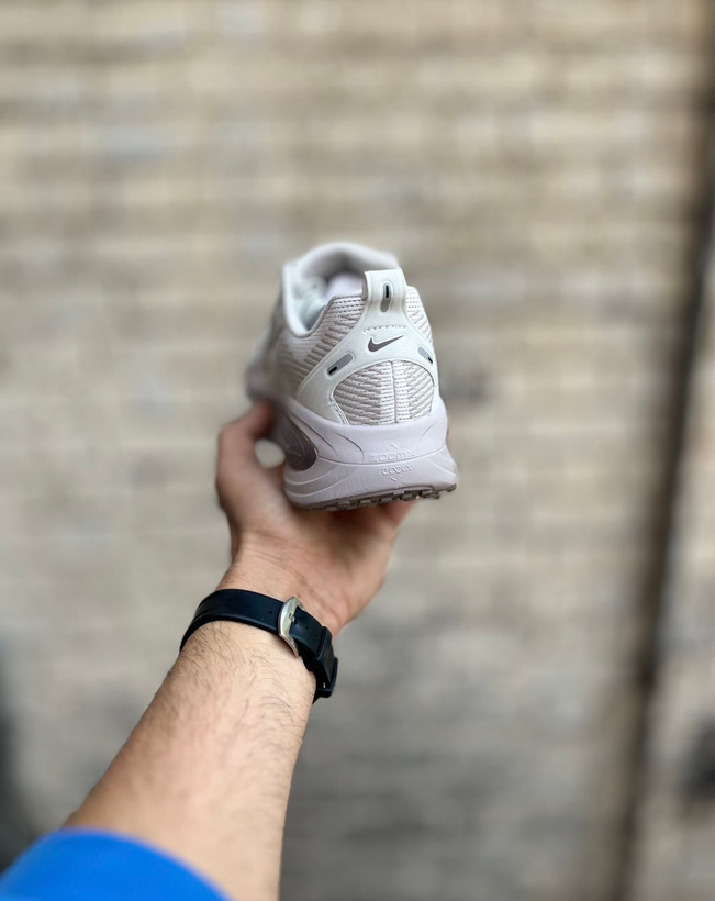 کفش اسپرت زنانه و مردانه نایکی ومرو رنگ کرم نسکافهای