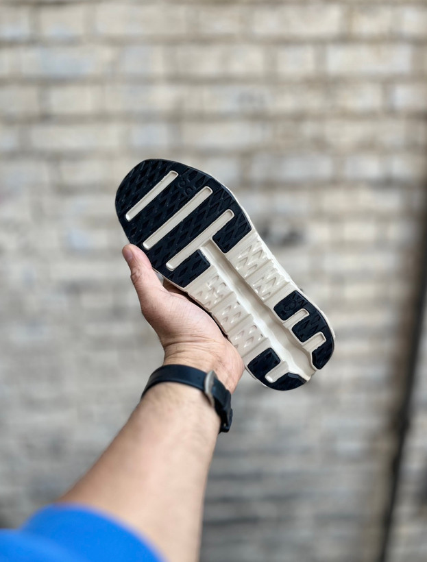 کتونی آن رانینگ کرم قهوهای مناسب استایل مینیمال و کژوال