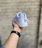 کفش نایکی سفید با فناوری Zoom Air مناسب پیادهروی