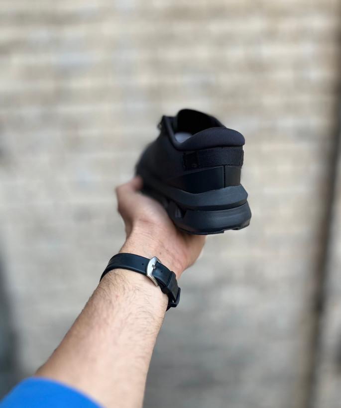 کفش آن رانینگ مشکی مناسب پیادهروی و باشگاه