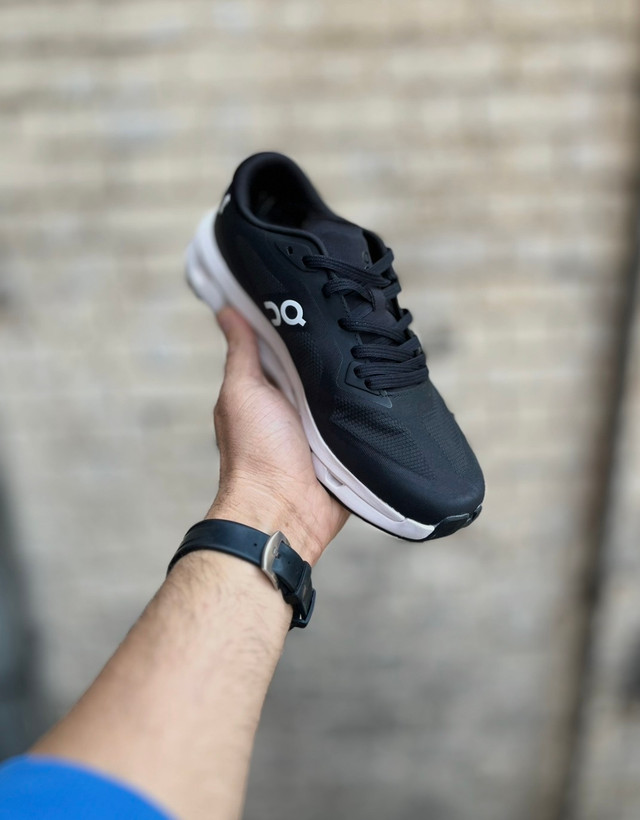 On Cloud Zone 2025 مشکی با زیره سفید یونیسکس