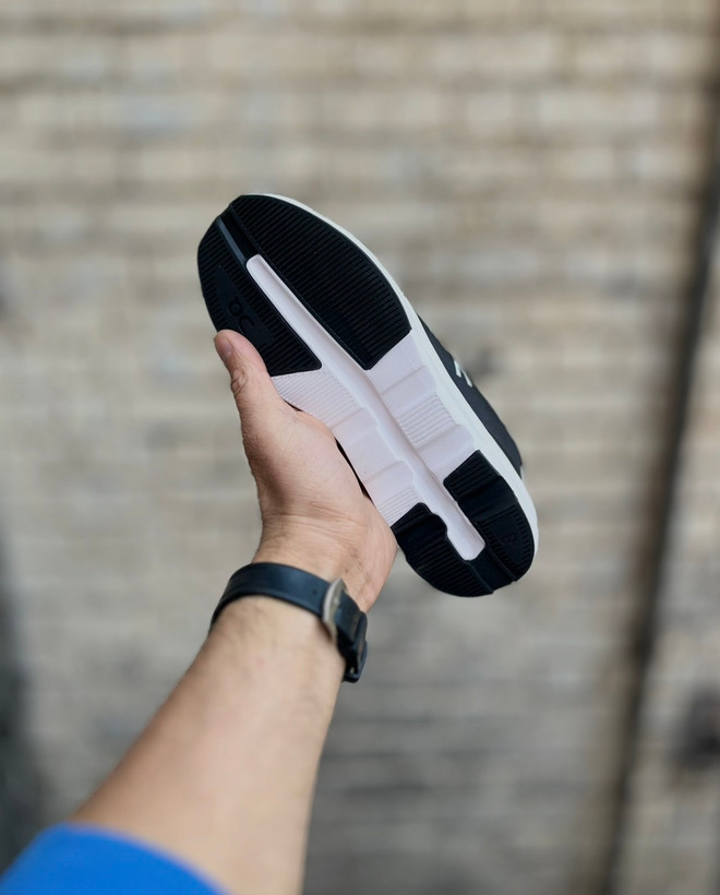 کفش آن رانینگ مشکی سفید مناسب پیادهروی شهری