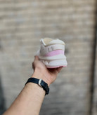 کفش آن رانینگ سفید صورتی مناسب پیادهروی