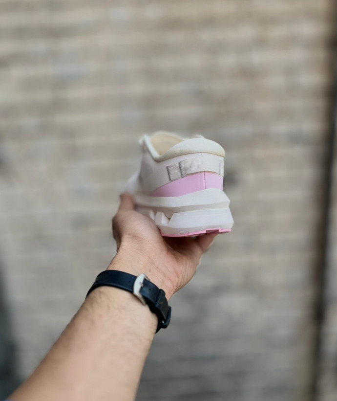 کفش آن رانینگ سفید صورتی مناسب پیادهروی