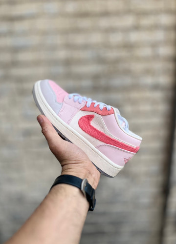 کتونی زنانه ایر جردن ۱ لو صورتی طوسی با تیک صورتی مستر کوالیتی