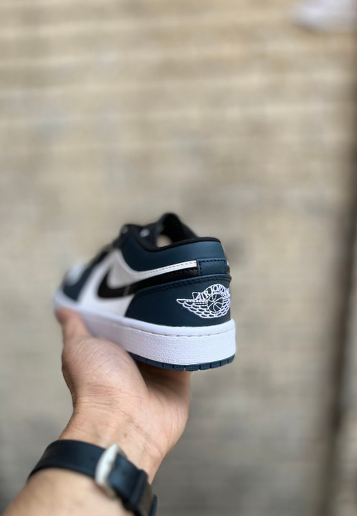 کتونی مستر کوالیتی Air Jordan 1 Low مناسب ست اسپرت و کژوال رنگ سرمهای و سفید
