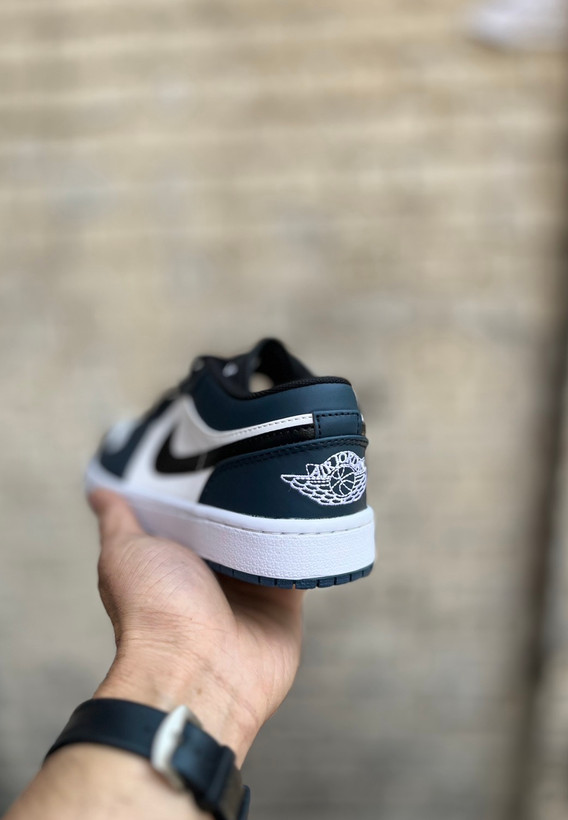 کتونی مستر کوالیتی Air Jordan 1 Low مناسب ست اسپرت و کژوال رنگ سرمهای و سفید