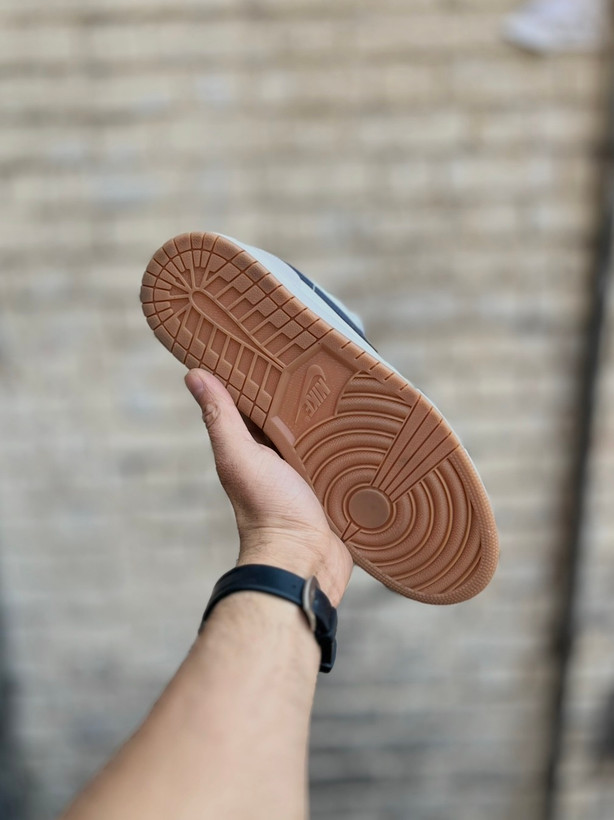 کتونی Air Jordan 1 Low سفید استخوانی با تیک سرمهای مناسب استفاده روزمره