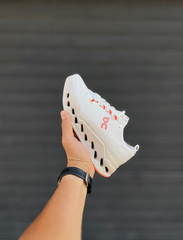 کتونی On Running Cloudsurfer Max سفید کرم مناسب استایل اسپرت و کژوال