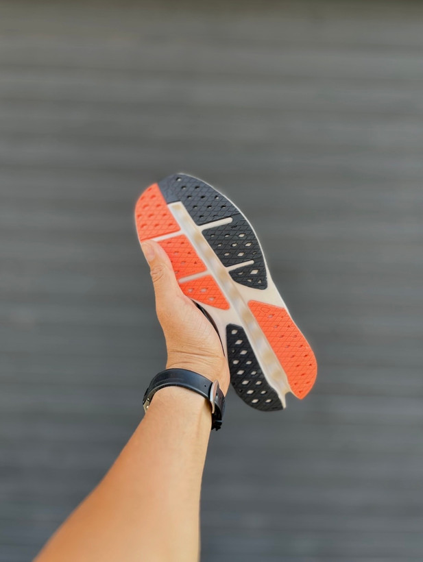 On Running Cloudsurfer Max White Cream مناسب پیادهروی و استفاده روزمره