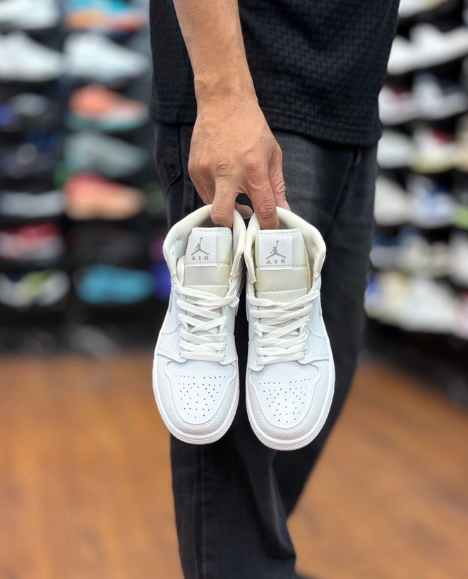 کتونی Air Jordan 1 Mid Triple White مناسب زنانه و مردانه